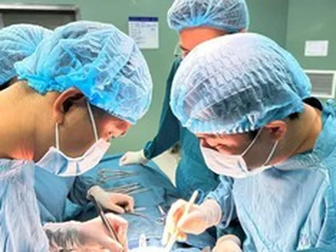 Bé gái 7 tuổi mệt mỏi, da xanh: Biết sự thật gia đình không khỏi rùng mình