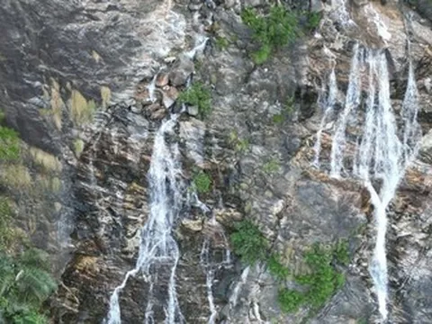 Ngắm dòng Thác Lụa cao 300m giữa rừng nguyên sinh ở Quảng Ngãi