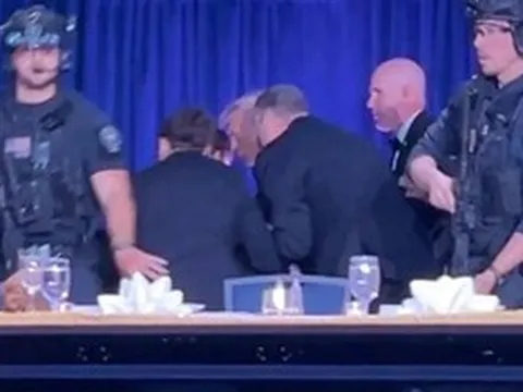 Nổ súng taị bữa tiệc có Tổng thống Donald Trump: Tay súng mang theo nhiều vũ khí, một sĩ quan bị bắn