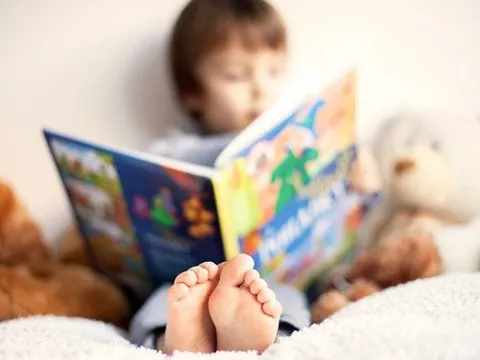 Bắt trẻ đọc sách, người lớn xem điện thoại