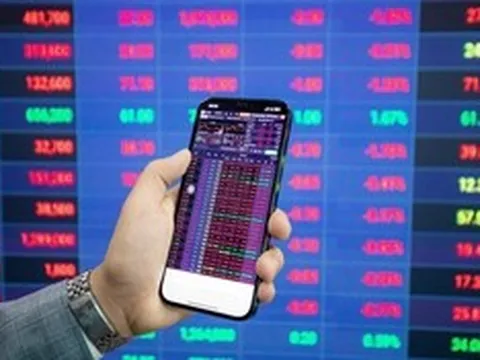 VN-Index áp sát đỉnh 1.900 điểm, dòng tiền phân hóa mạnh: Nên giải ngân hay giữ tiền?