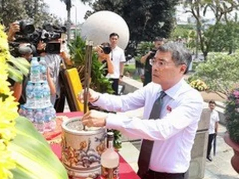 Thủ tướng Lê Minh Hưng dâng hương tại Đài tưởng niệm các Anh hùng liệt sỹ thành phố Hải Phòng