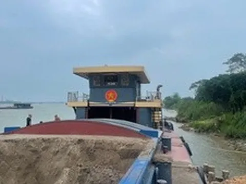 Phát hiện, xử lý nhiều vụ khai thác, vận chuyển cát không rõ nguồn gốc trên sông Hồng