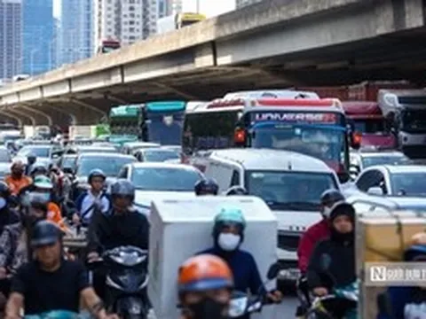 Người dân ùn ùn rời Hà Nội trước kỳ nghỉ lễ 30/4 - 1/5, cửa ngõ Thủ đô kẹt cứng