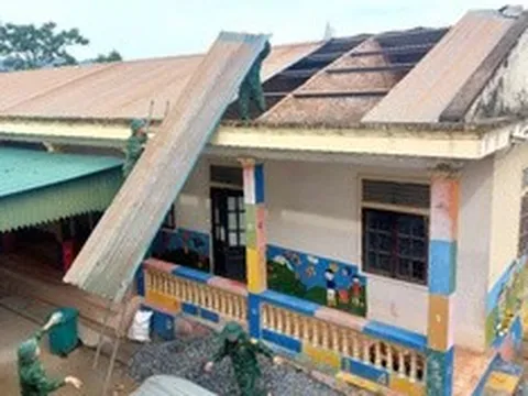 Dông lốc kèm mưa lớn khiến hàng chục nhà dân, trường học ở Nghệ An tốc mái, hư hỏng nặng