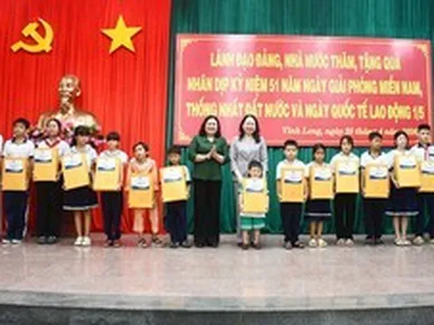 Phó Chủ tịch nước Võ Thị Ánh Xuân thăm, tặng quà gia đình chính sách và người lao động tại Vĩnh Long