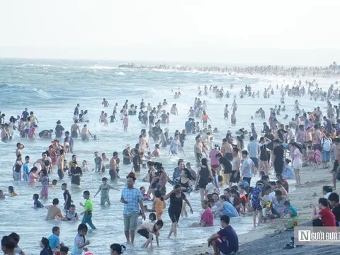 Xe cộ nối hàng dài về Mũi Né, biển đông nghẹt người dịp lễ 30/4