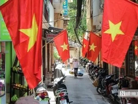 Hà Nội rực đỏ chào mừng 51 năm Ngày Giải phóng miền Nam