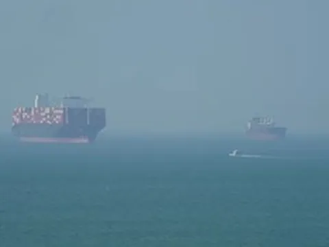 Mỹ cảnh báo các hãng vận tải không trả phí qua eo biển Hormuz