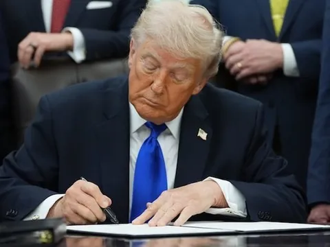 Ông Trump tuyên bố nâng thuế ô tô EU lên 25%