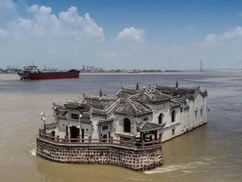 Kỳ lạ ngôi chùa hơn 700 năm giữa sông Trường Giang, bất chấp đại hồng thủy
