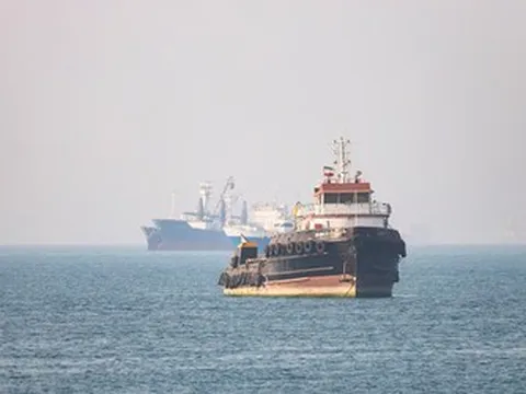 Mỹ tổ chức chiến dịch nhằm tái mở cửa Hormuz, Iran không kích tàu thuyền, cảng của UAE