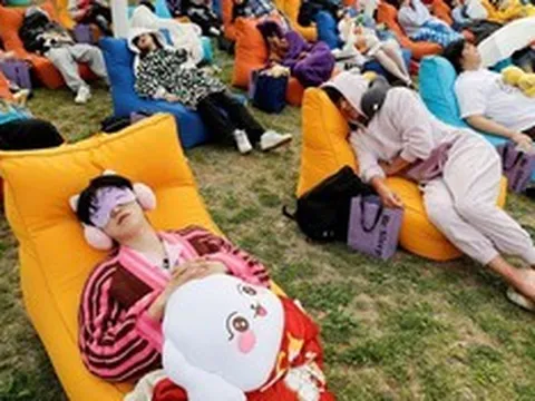 Hàng trăm người trẻ tham gia cuộc thi ngủ tại quốc gia thiếu ngủ nhất thế giới