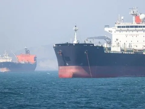 Mỹ tạm dừng chiến dịch hộ tống tàu qua eo biển Hormuz