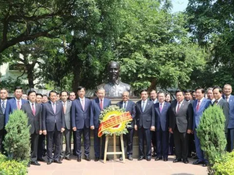 Tổng Bí thư, Chủ tịch nước Tô Lâm đặt vòng hoa tại tượng Bác Hồ ở Ấn Độ