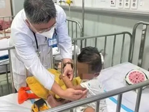 Vụ bé trai 2 tuổi ở Tp.HCM bị mẹ đẻ, cha dượng bạo hành: Người thân từ chối chăm sóc