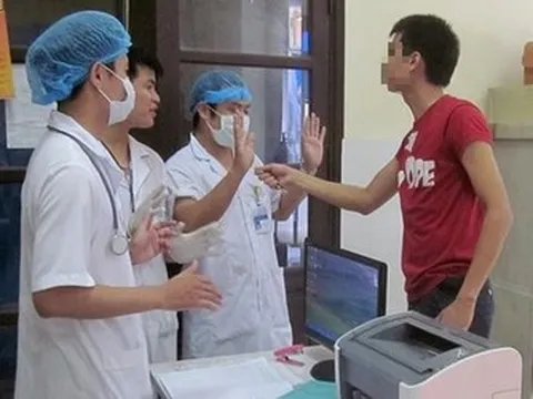Từ ngày 15/5, hành hung nhân viên y tế có thể bị phạt tới 40 triệu đồng
