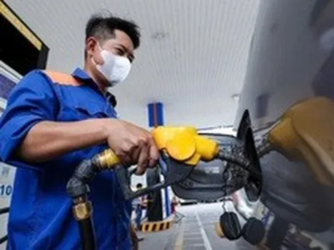 Giá dầu diesel giảm gần 700 đồng/lít