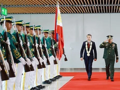 Thủ tướng đến Philippines, bắt đầu chương trình tham dự Hội nghị Cấp cao ASEAN