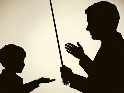 Người lớn rời đi, trẻ con ở lại