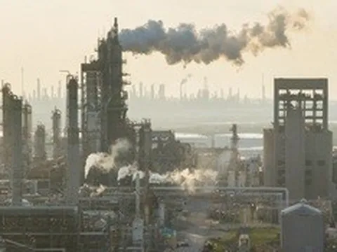 Mỹ - Iran nổ súng làm lung lay lệnh ngừng bắn mong manh, giá dầu tăng trở lại