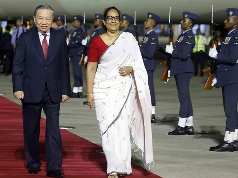 Thủ tướng Sri Lanka đón Tổng Bí thư, Chủ tịch nước Tô Lâm tại sân bay