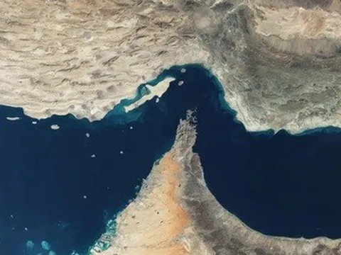 Eo biển Hormuz căng thẳng: Mỹ và Iran đồng loạt cáo buộc nhau nổ súng trước