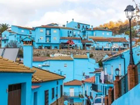Cả ngôi làng bất ngờ hóa màu xanh suốt 15 năm, du khách kéo đến tìm hiểu
