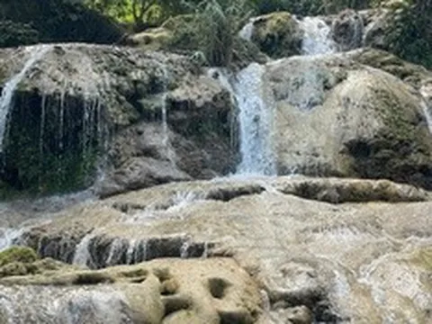 Khách Tây tìm về thác Hiêu giữa đại ngàn Pù Luông giải nhiệt đầu hè
