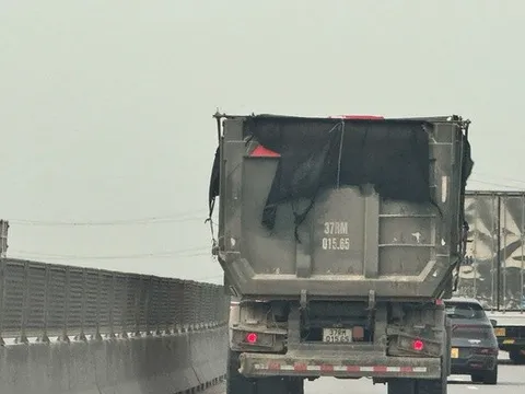 Nguy cơ mất ATGT từ những đoàn xe chở cát trên cao tốc từ Nghệ An ra Ninh Bình