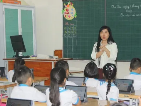 “Lớp học thông minh” gây tranh cãi vì chi phí thiết bị hàng triệu đồng cho học sinh tiểu học