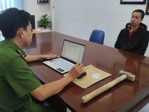 Bắt gã đàn ông đập phá 6 hũ hài cốt của gia đình bạn gái