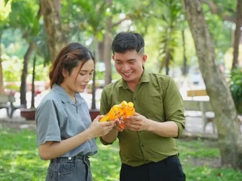 Nắng nóng kéo dài, nhiều người trẻ đứng lại xé nhãn chai nước sau khi uống