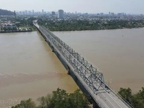 "Lá chắn" thép ngăn người nhảy cầu Bến Thủy sắp hoàn thành