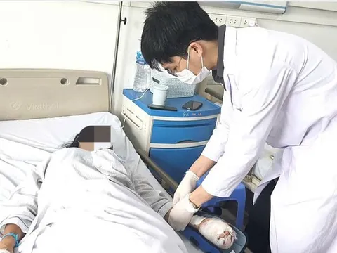 Thành công nối lại ngón tay gần đứt rời cho người phụ nữ 53 tuổi