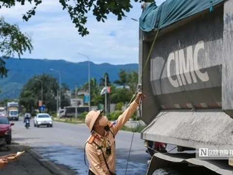 Cảnh sát giao thông Hà Nội đội nắng gần 40°C  xử lý xe quá tải
