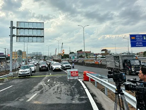 Cao tốc Biên Hòa- Vũng Tàu khai thác ngày đầu, dòng xe ùn ùn đổ về