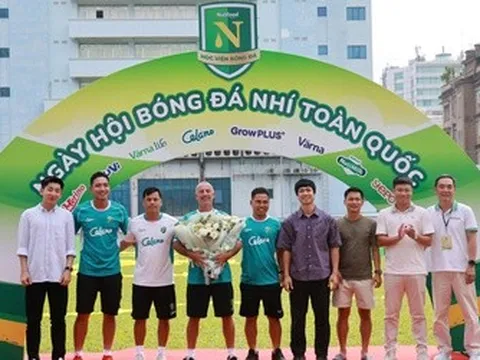 VFF trao Kỷ niệm chương cho HLV Guillaume Graechen sau gần 20 năm gắn bó với bóng đá trẻ Việt Nam