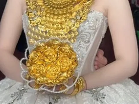 Cận cảnh bó hoa cưới 10 cây vàng của cô dâu miền Tây gây sốt MXH