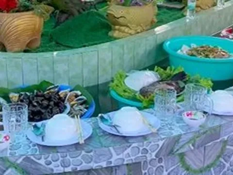 Đám giỗ miền Tây độc lạ với tiệc kiểu "lẩu băng chuyền" khiến nhiều người tò mò