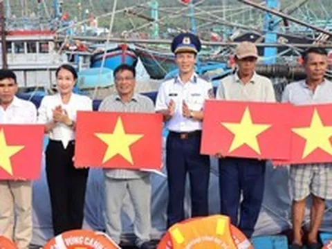 Vùng Cảnh sát biển 2 tích cực đồng hành, hỗ trợ ngư dân miền Trung