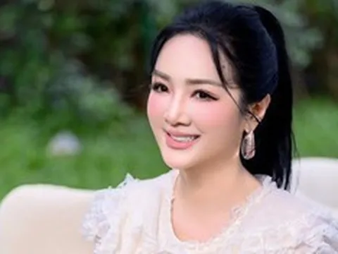 "Phú bà kín tiếng" của Vbiz: U60 "xin một vé về tuổi thơ"