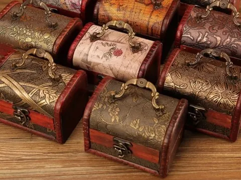 Cậu bé 6 tuổi vô tình phát hiện "báu vật" nhô khỏi mặt đất và cái kết