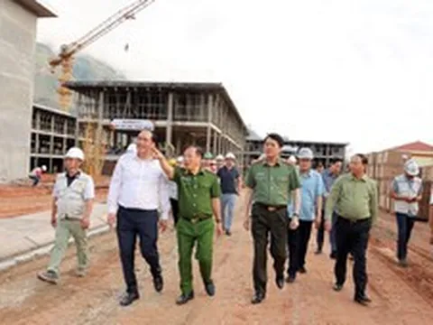 AMACCAO cùng lực lượng công an vượt núi hiểm gieo chữ nơi 'một tiếng gà gáy 3 nước cùng nghe'