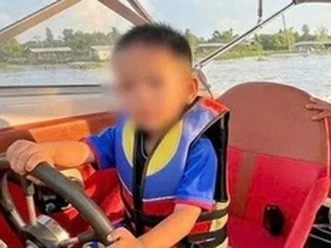 Phạt nặng người cha đăng clip bé trai lái ca nô lên Facebook