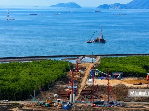 Cận cảnh cầu vượt biển dài nhất Việt Nam đang thành hình giữa sóng gió Cà Mau