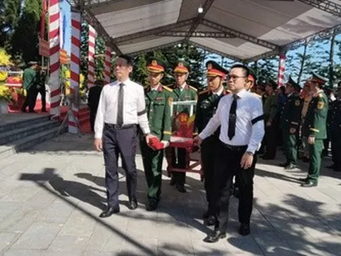 Trang trọng lễ đón hài cốt liệt sĩ quân tình nguyện Việt Nam hy sinh tại Lào về nước