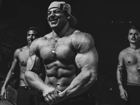 Từng than đau ngực, “quái vật cơ bắp” tử vong đáng ngờ