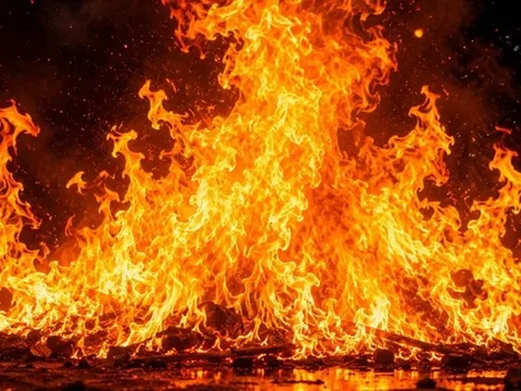Cứu sống người đàn ông dùng xăng đốt vợ cũ rồi nhảy sông tự tử