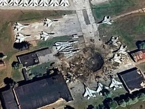 Nga kích hoạt "át chủ bài" Kh-47M Kinzhal, căn cứ không quân Ukraine rung chuyển